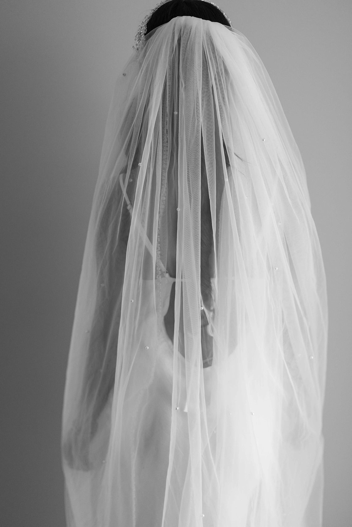 White wedding pearl veil on model a gray background