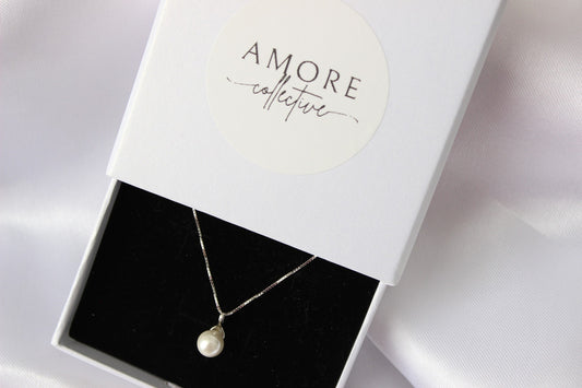 Silver pearl pendant necklace