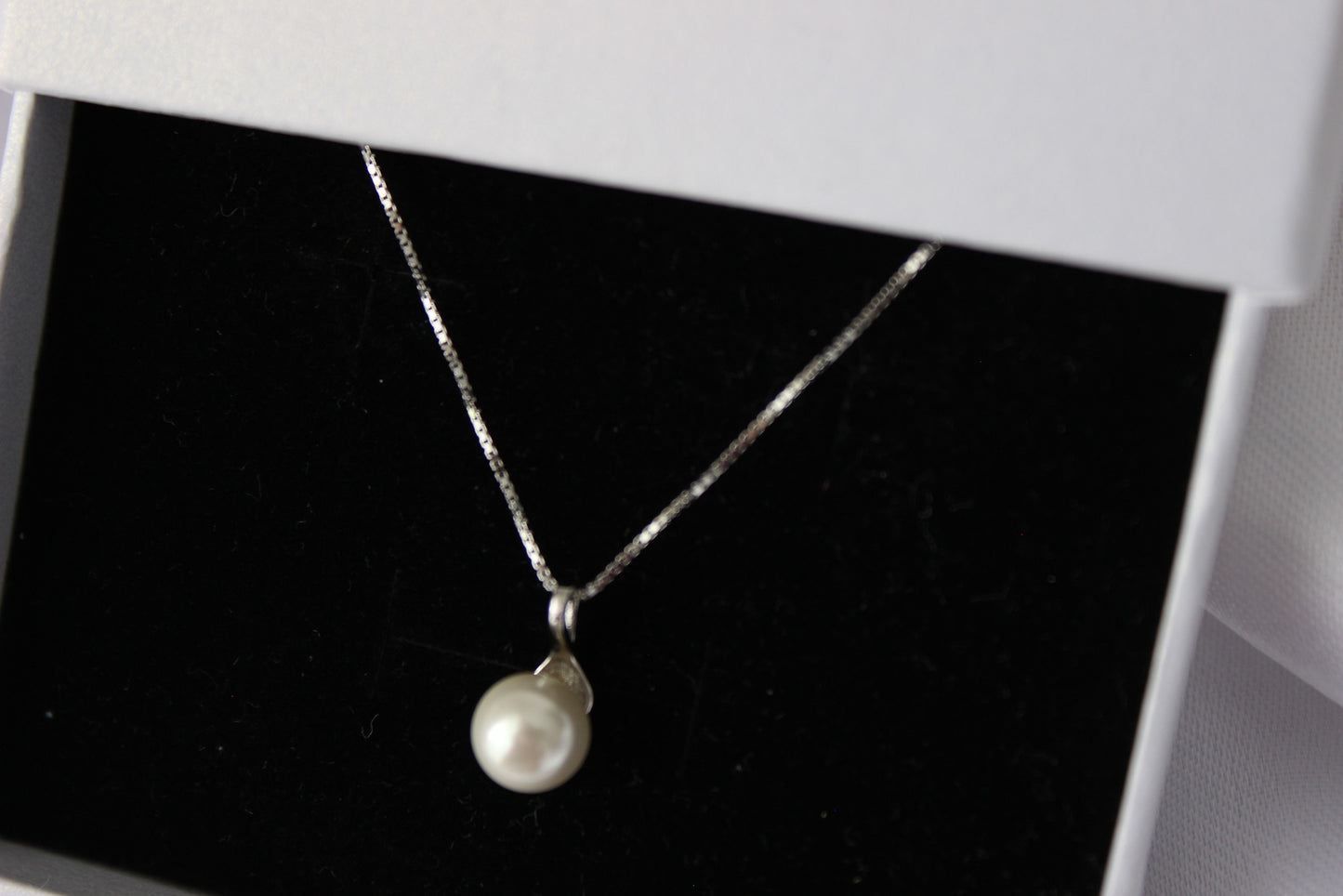 Silver pearl pendant necklace