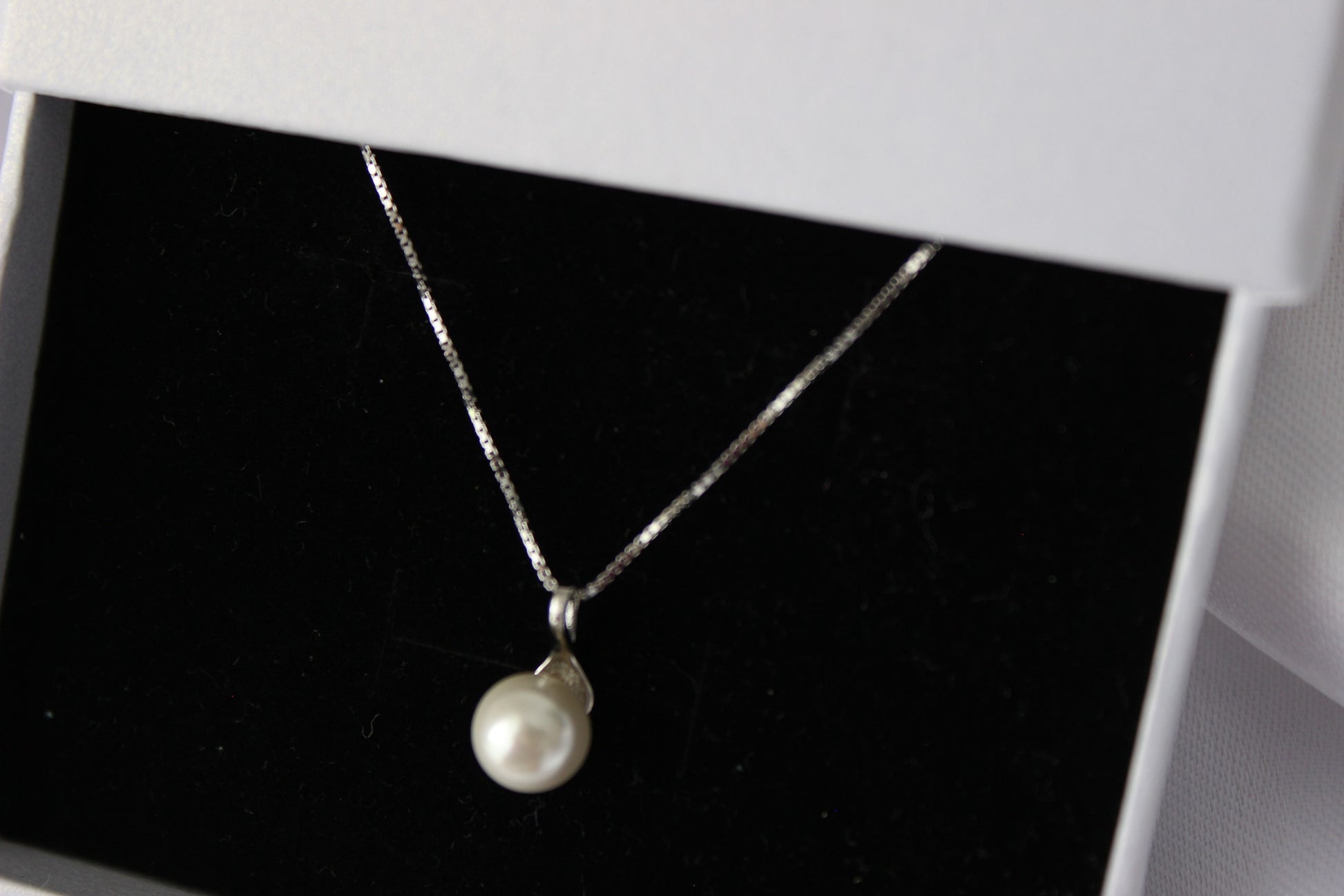 Silver pearl pendant necklace