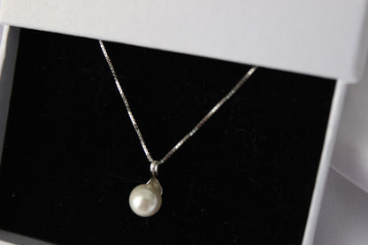 Silver pearl pendant necklace