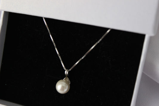 Silver pearl pendant necklace
